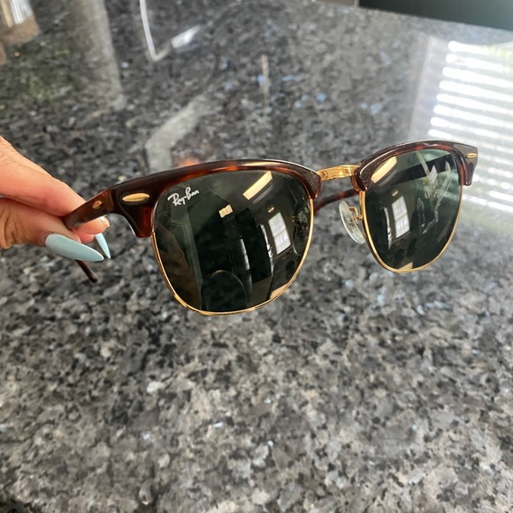 Ray-Ban RB3016 Clubmaster Classic Sunglasses with Tortoise Frame - Picture 2 of 4